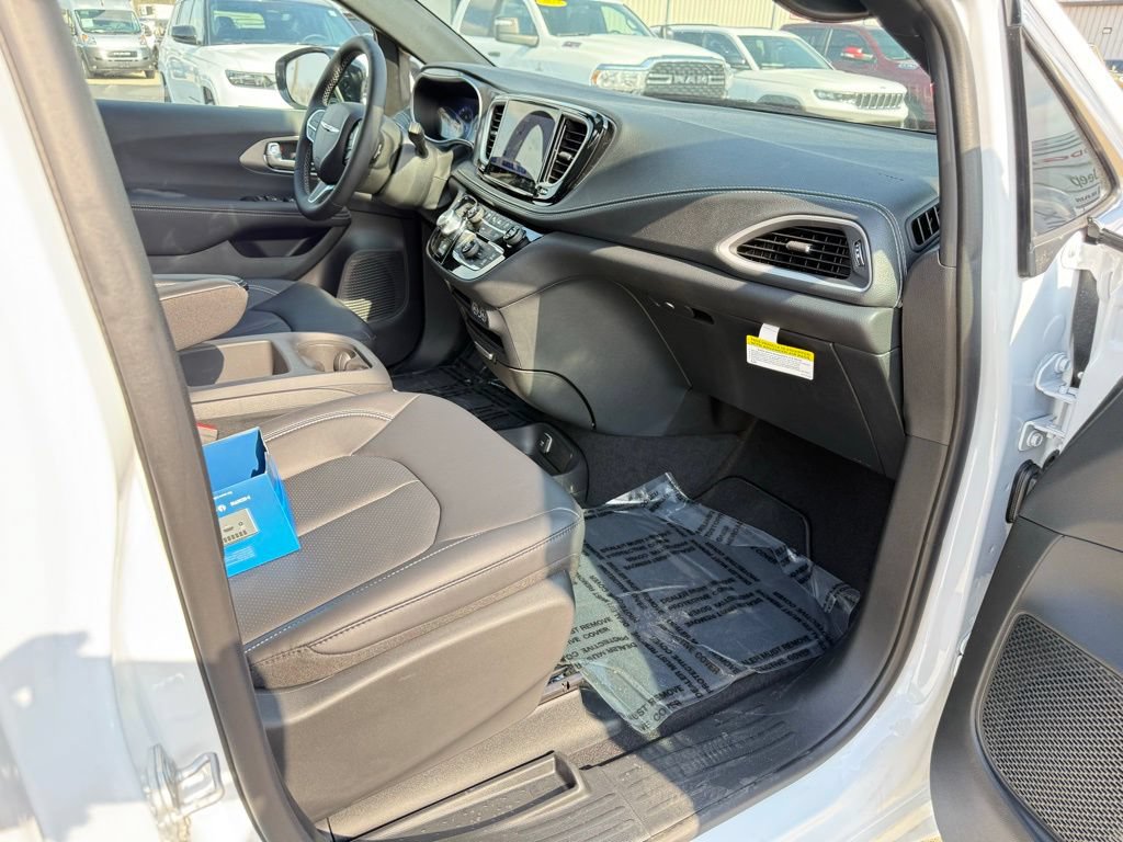 New 2025 Chrysler Pacifica Select FWD image 23