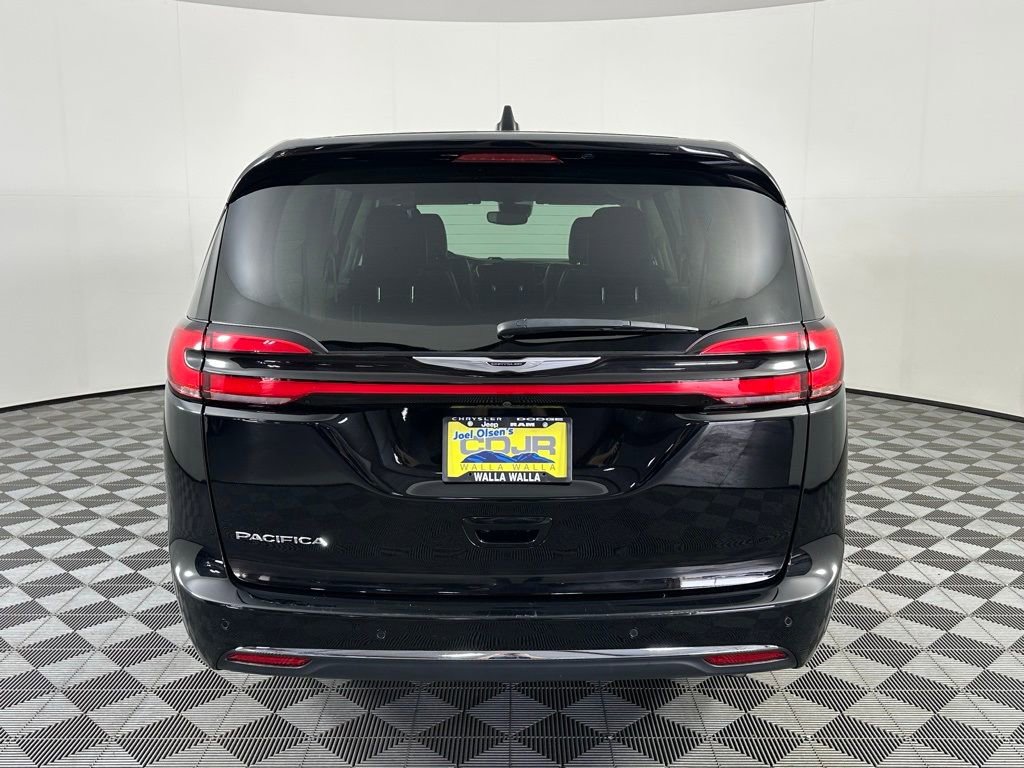 Used 2024 Chrysler Pacifica Touring-L image 18