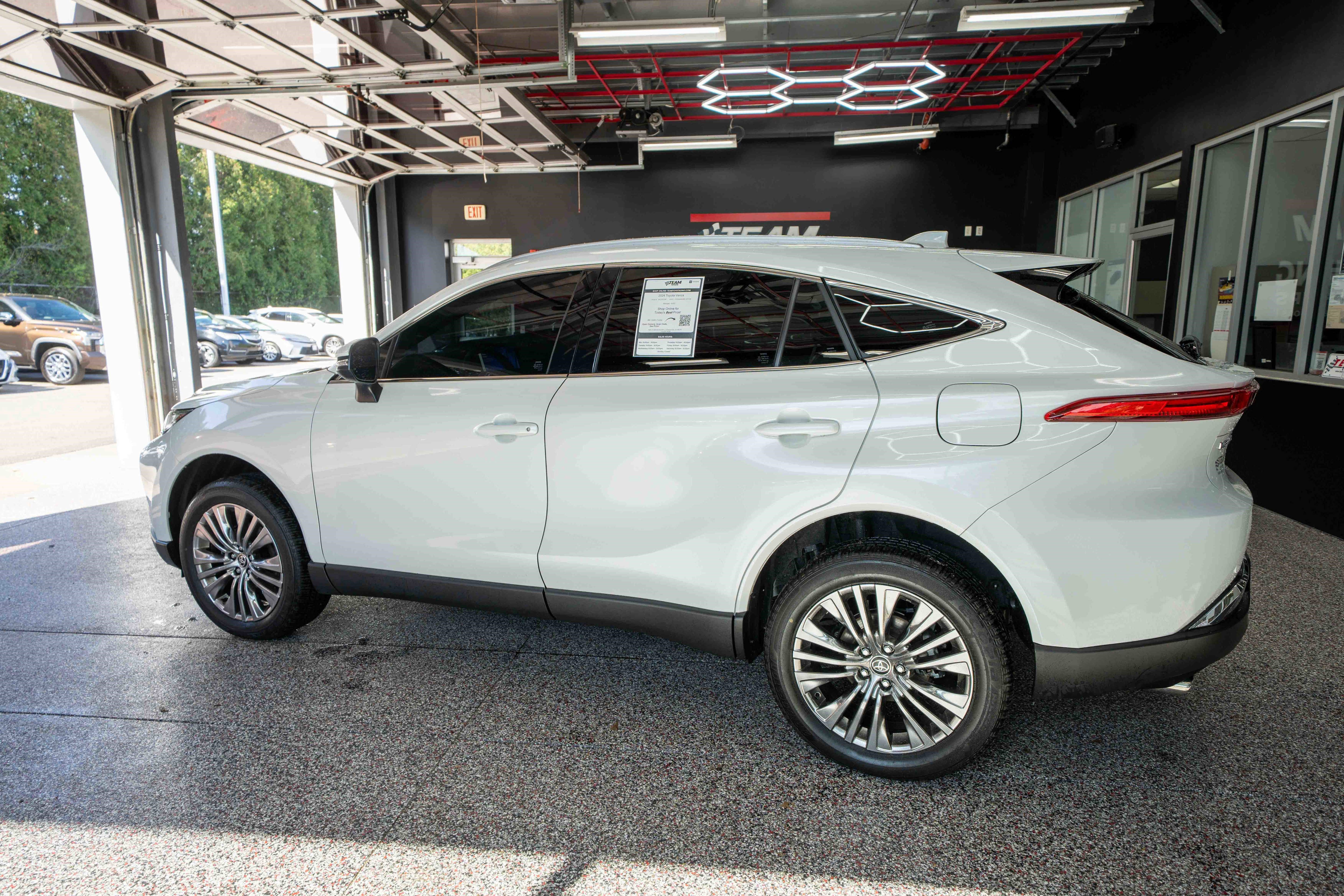 Used 2024 Toyota Venza XLE AWD/4WD image 2