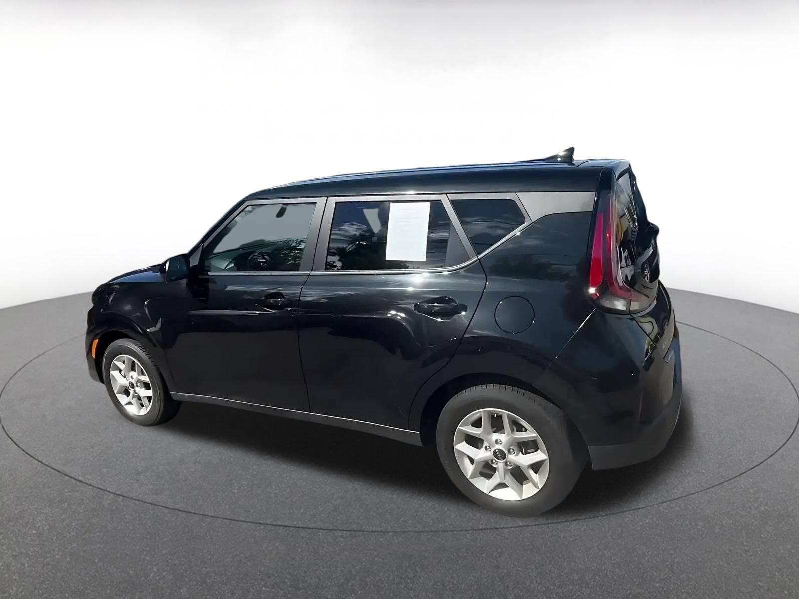 Used 2025 Kia Soul LX w/ LX Technology Package FWD image 9