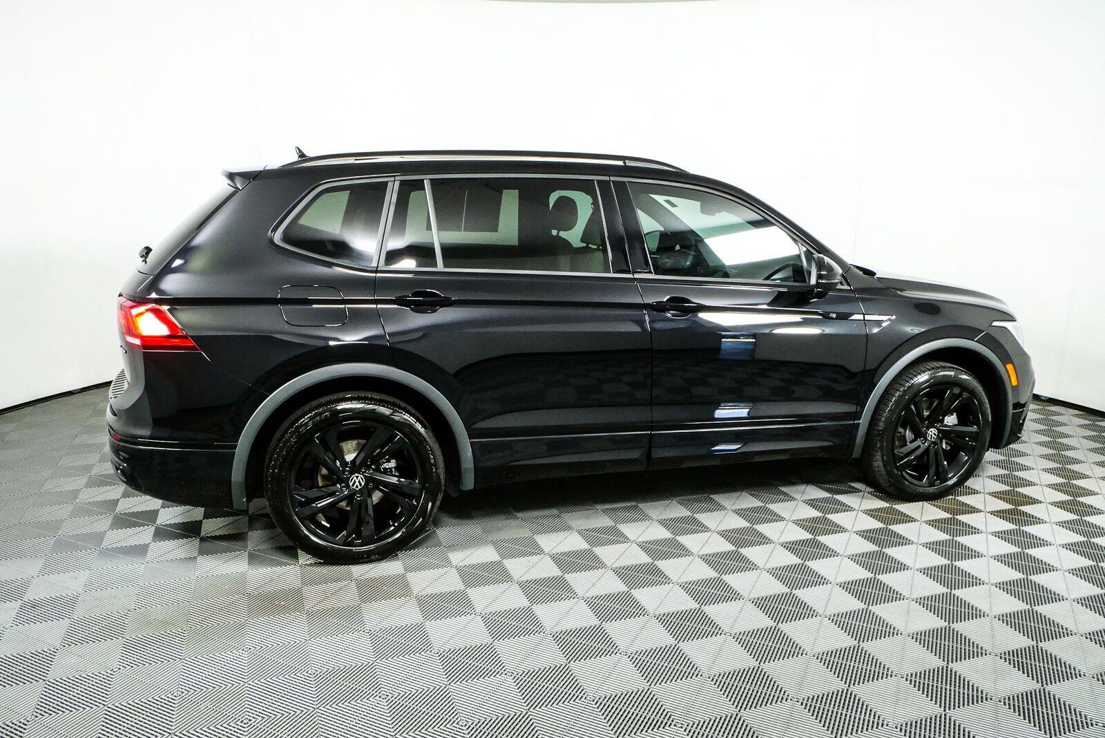 Certified 2024 Volkswagen Tiguan SE R-Line AWD/4WD image 30