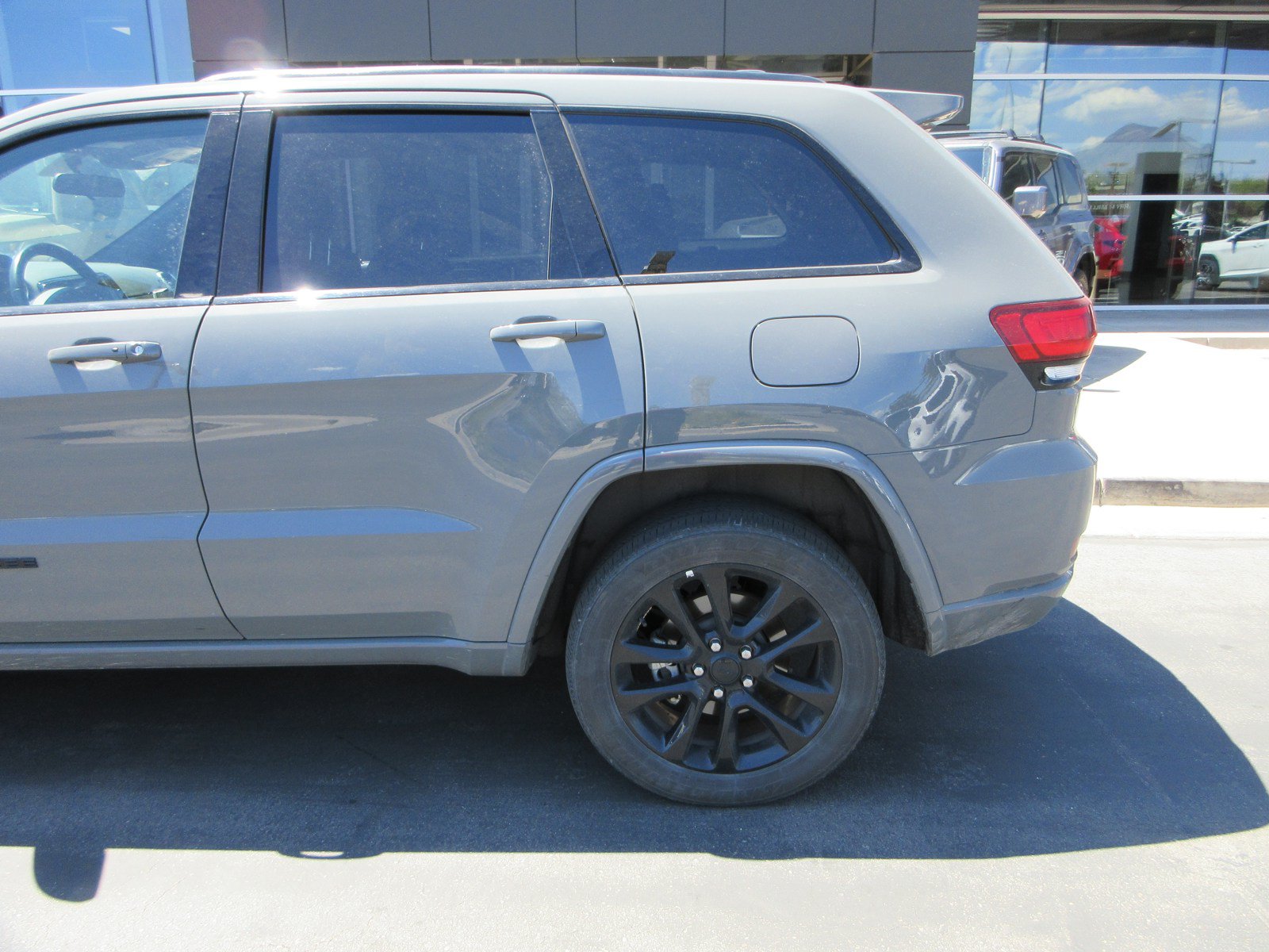 Used 2021 Jeep Grand Cherokee Laredo X AWD/4WD image 4