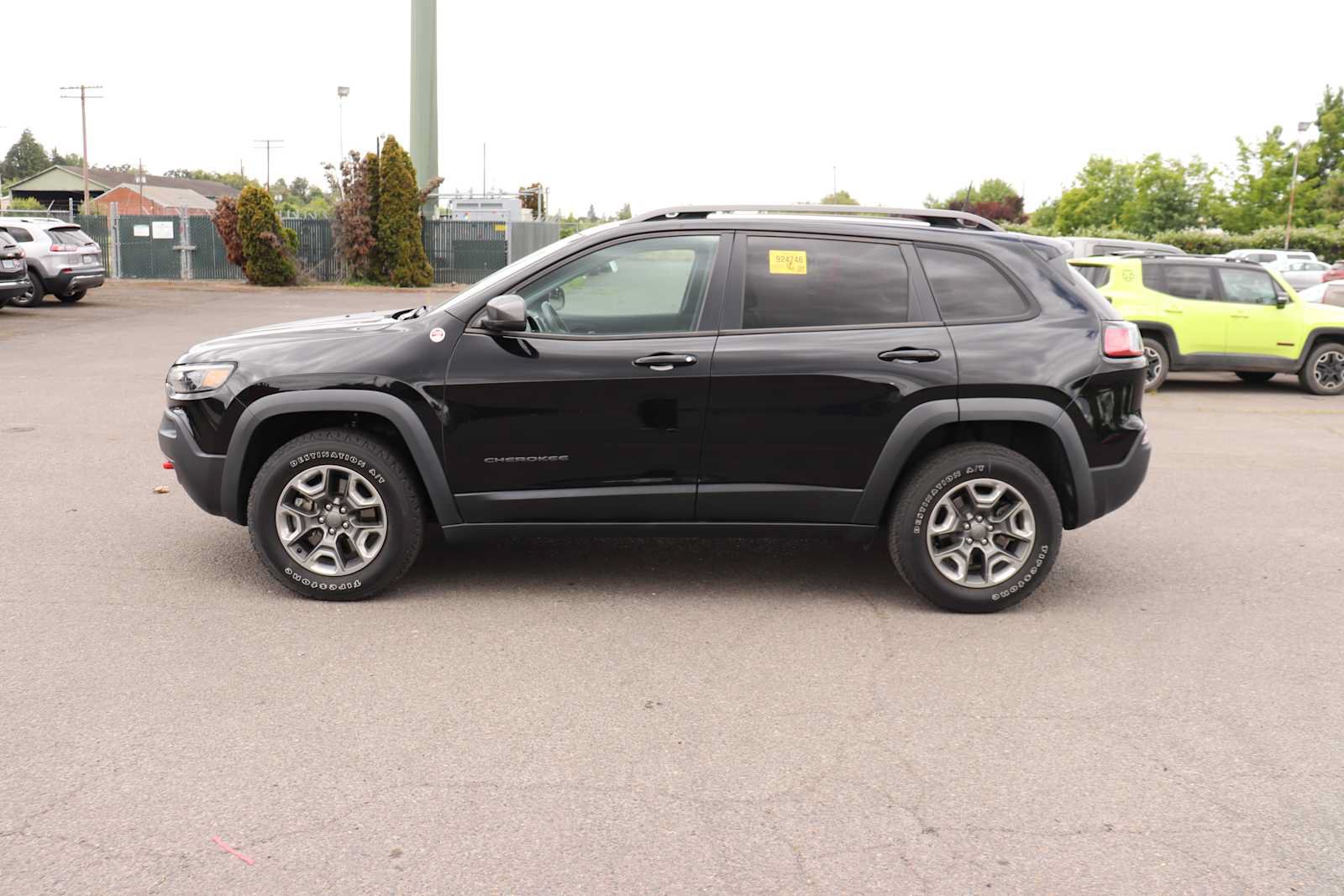 Used 2019 Jeep Cherokee Trailhawk AWD/4WD image 8
