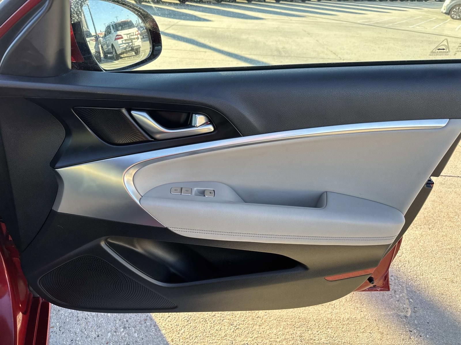 Used 2023 Genesis G70 2.0T image 13