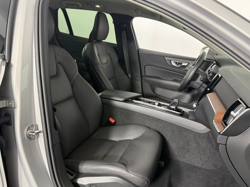 Used 2025 Volvo V60 B5 Cross Country Plus image 33