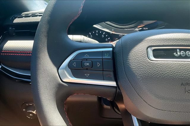 Used 2025 Jeep Compass Trailhawk AWD/4WD image 17