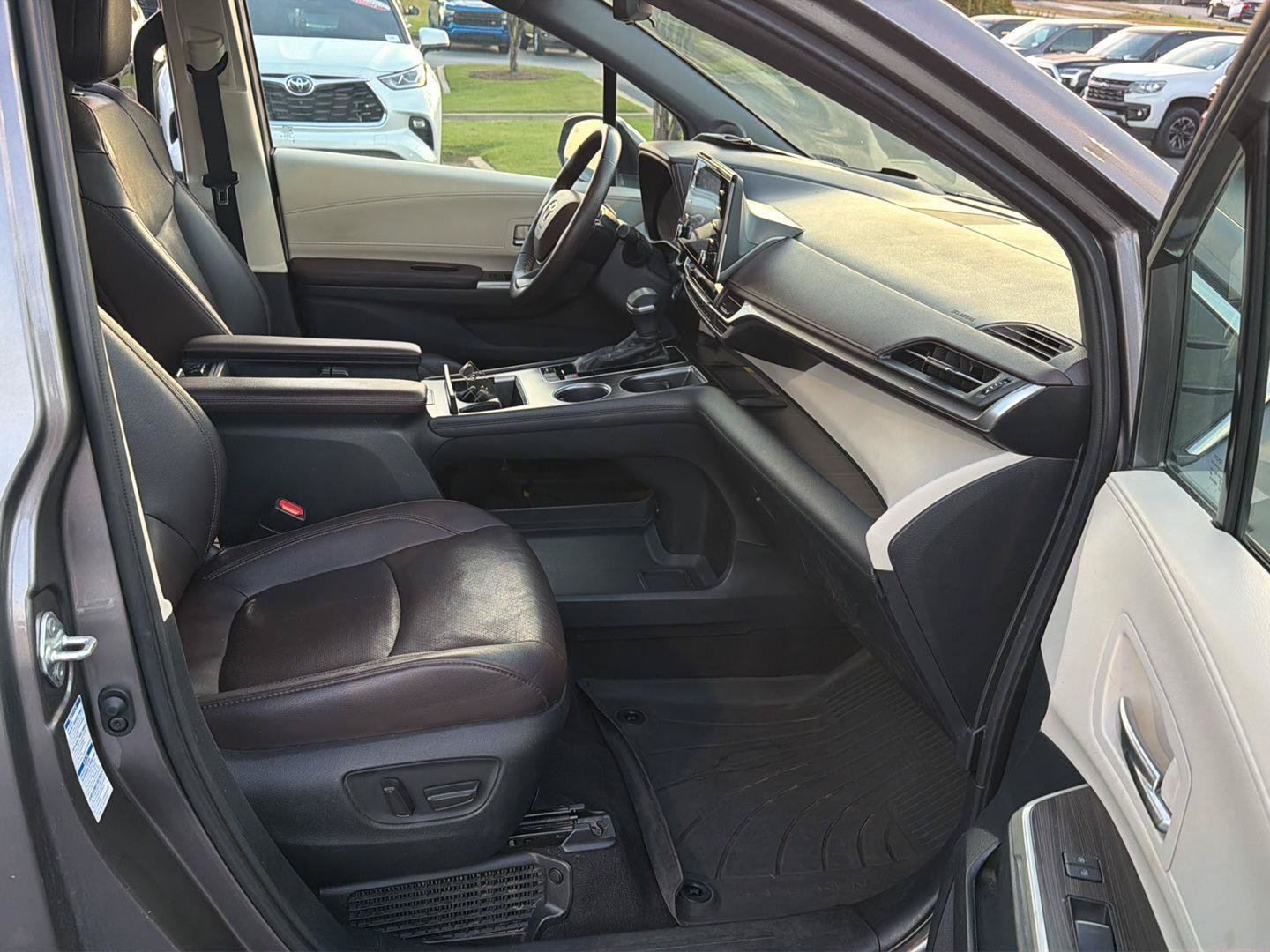 Used 2021 Toyota Sienna Platinum AWD/4WD image 13