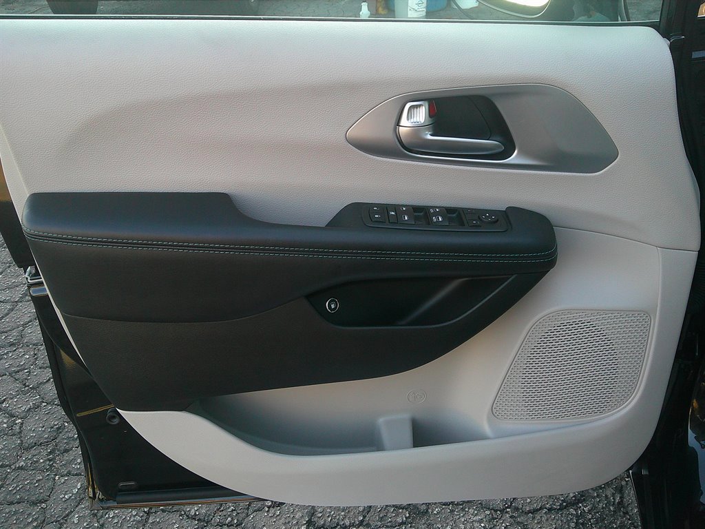 Used 2017 Chrysler Pacifica Touring Plus image 11