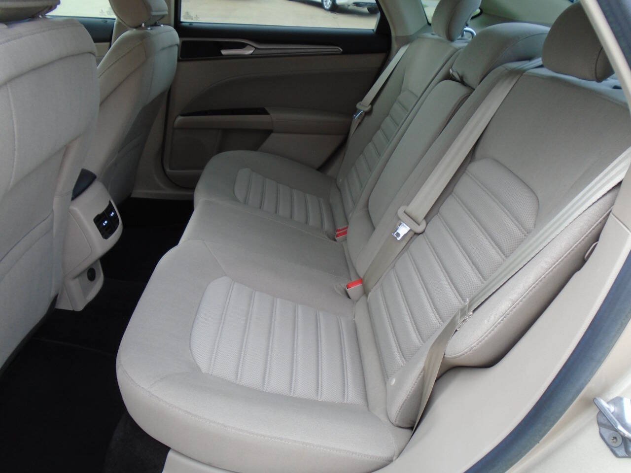 Used 2017 Ford Fusion SE FWD image 10