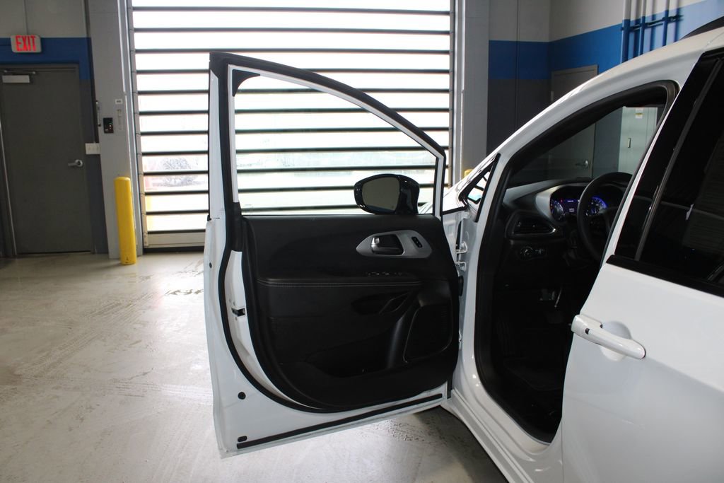 Used 2025 Chrysler Pacifica Limited FWD image 7