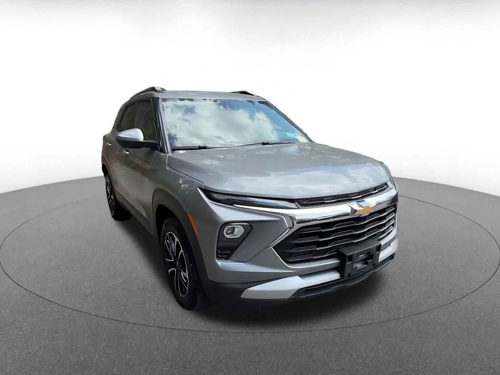 Used 2025 Chevrolet TrailBlazer LT image 3