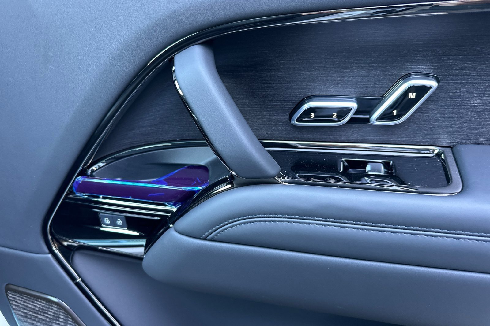 New 2025 Land Rover Range Rover SV image 19