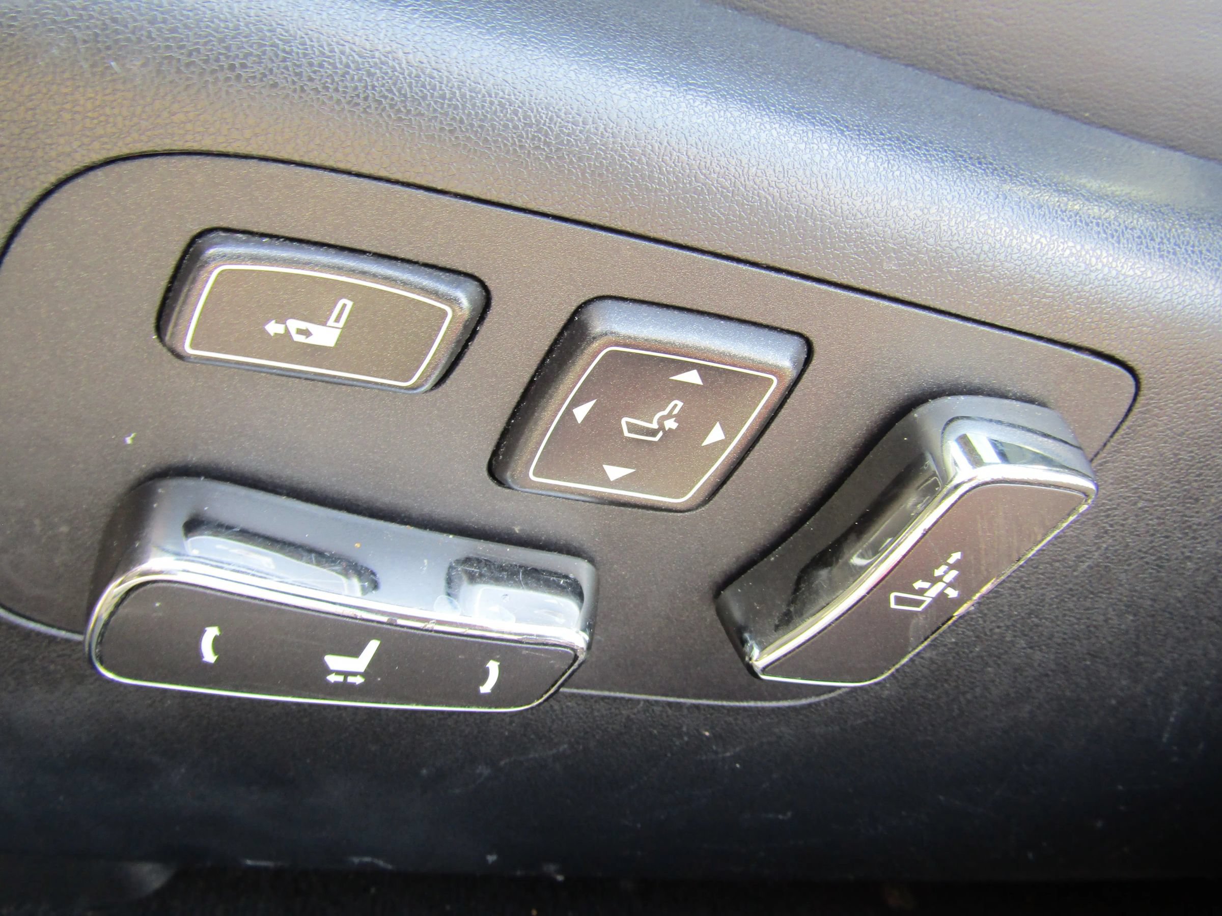 Used 2013 Lexus LS 460 AWD w/ Comfort Pkg image 23
