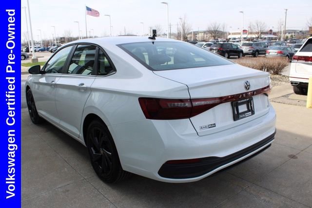 Used 2025 Volkswagen Jetta SE FWD image 4