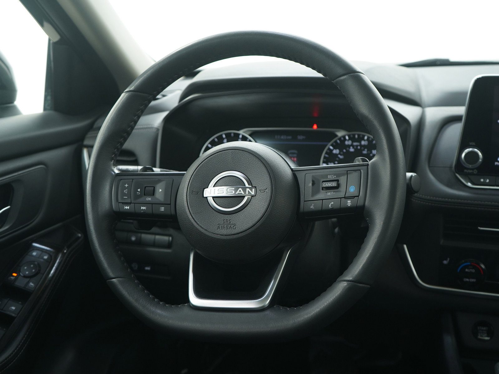 Used 2024 Nissan Rogue SV w/ SV Premium Package image 17