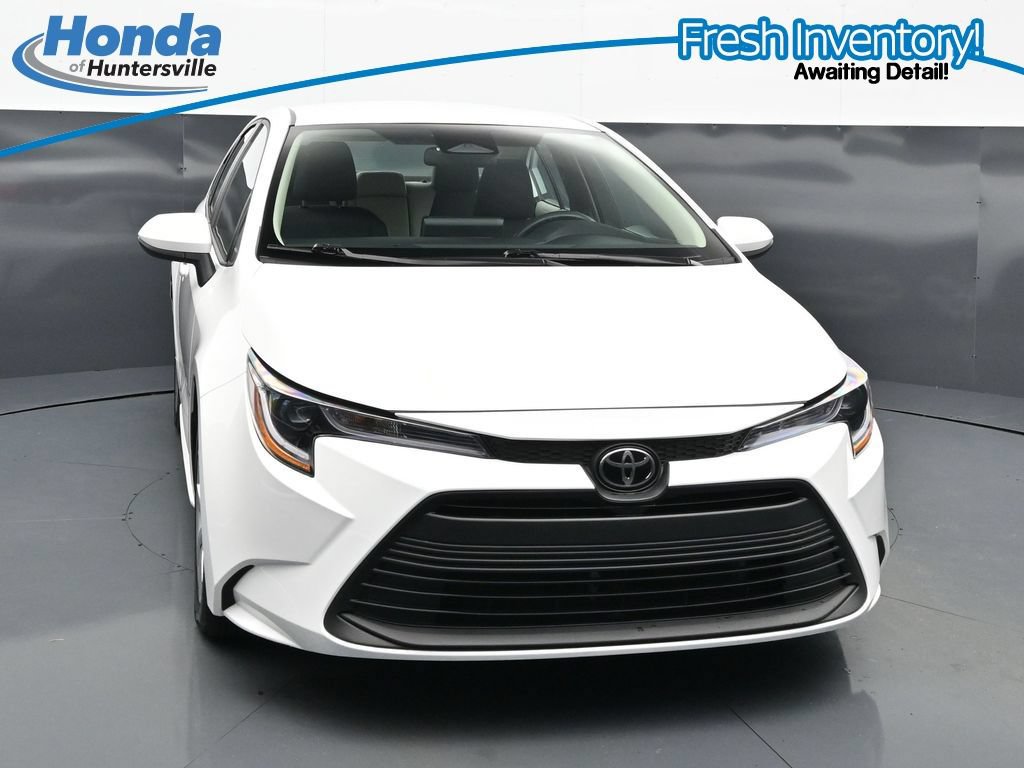 Used 2025 Toyota Corolla LE w/ Convenience Package FWD image 3