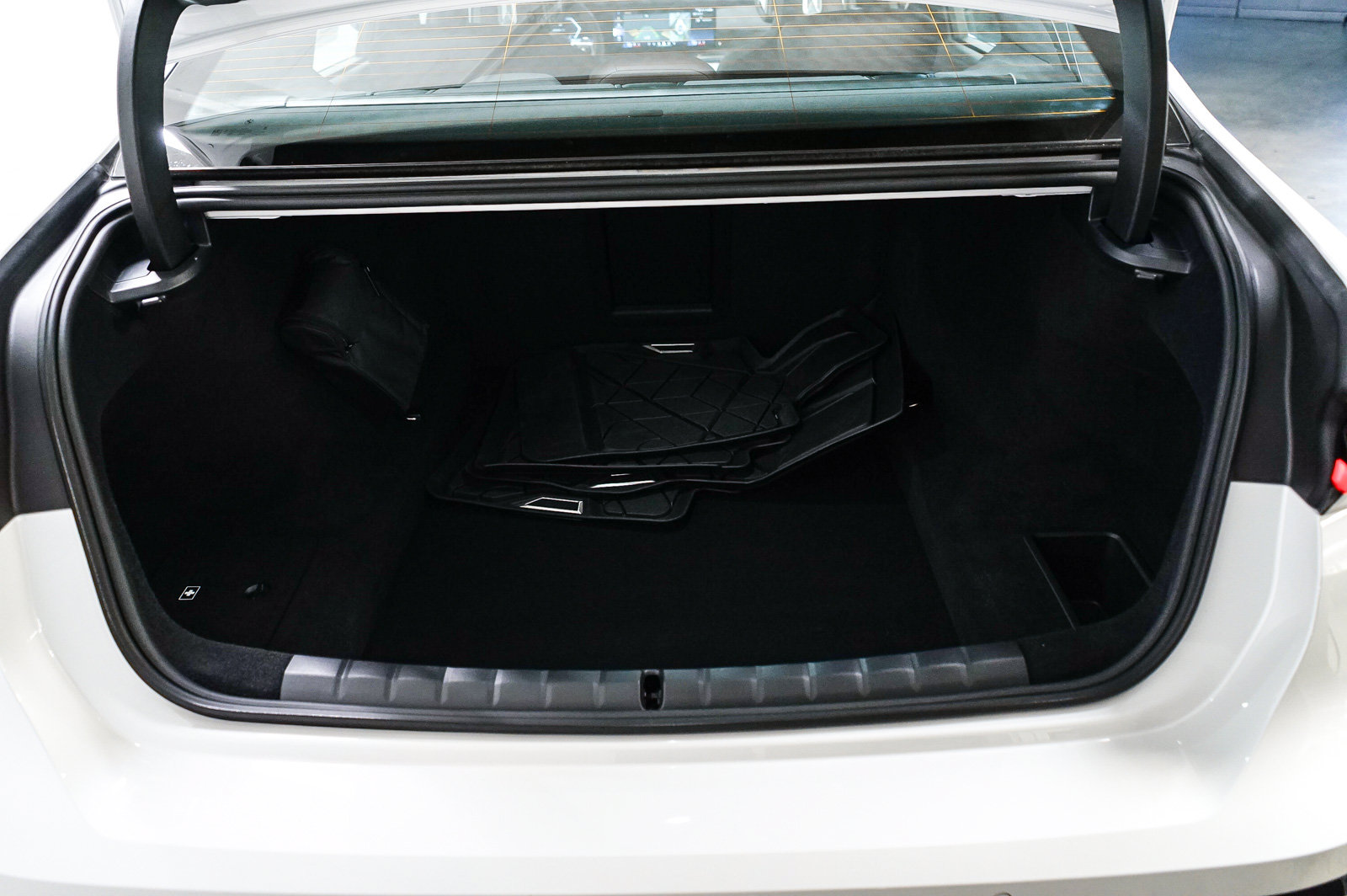 Used 2025 BMW 740i w/ Premium Package RWD image 28