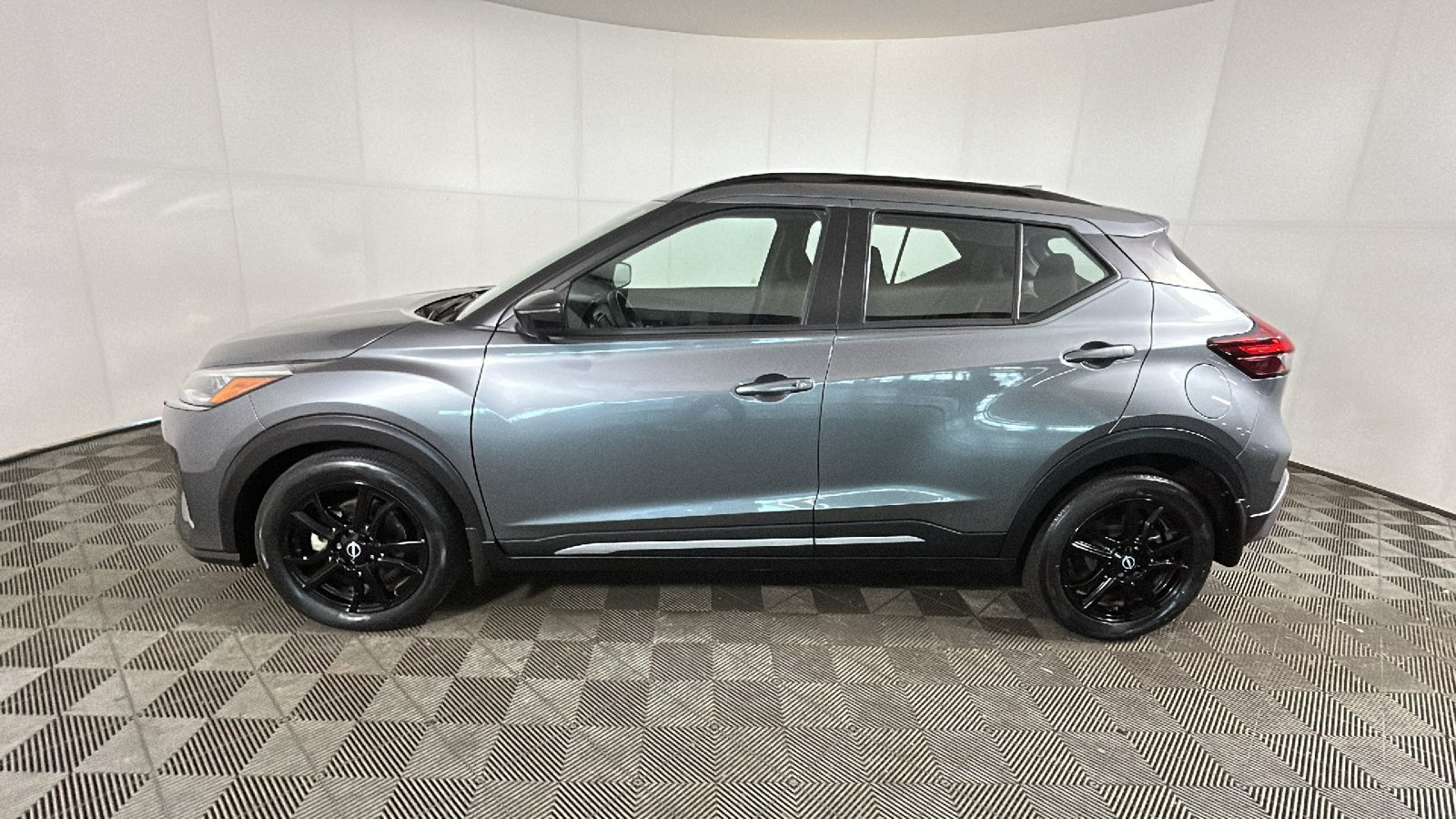Used 2023 Nissan Kicks SR FWD image 7