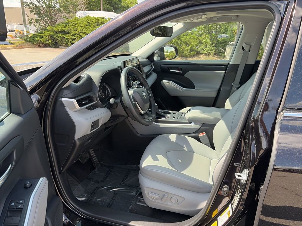 Used 2022 Toyota Highlander XLE image 9