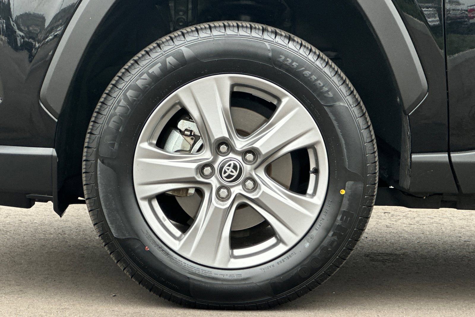 Used 2025 Toyota RAV4 XLE FWD image 36