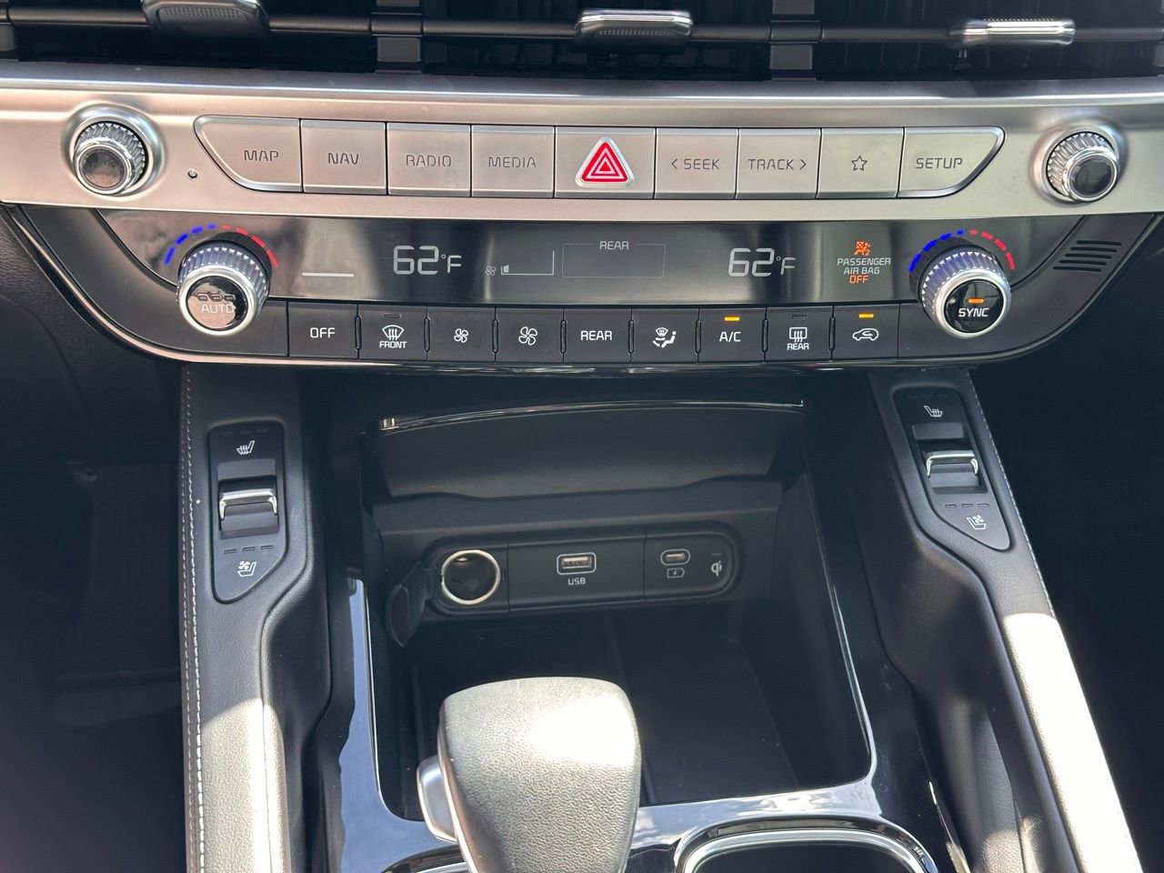 Used 2025 Kia Telluride EX w/ EX Captain's Chair Package image 34