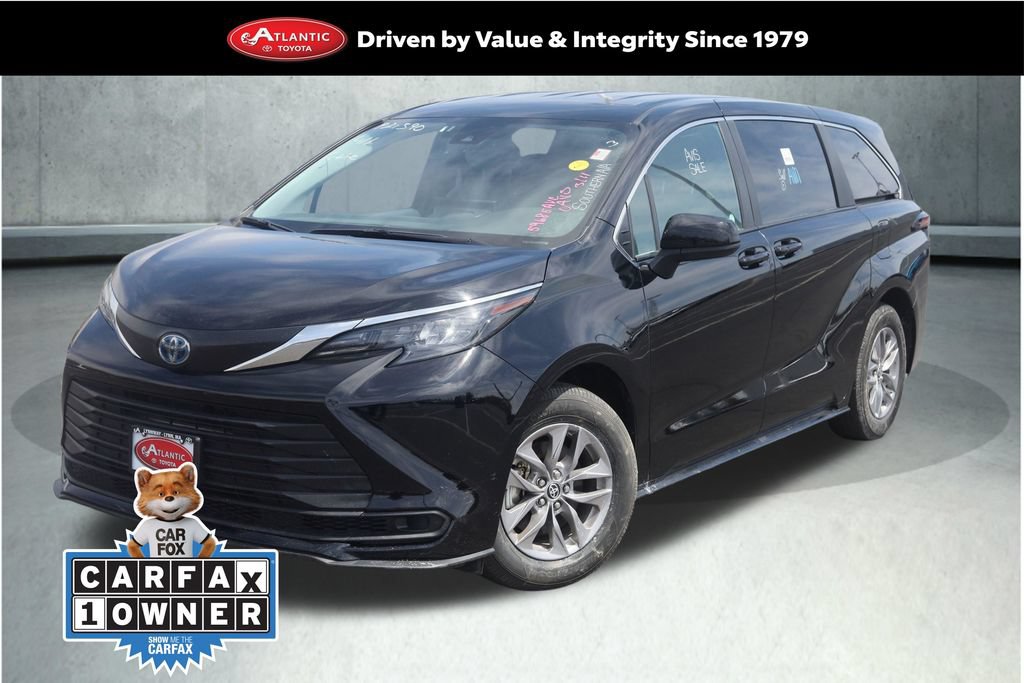 Used 2025 Toyota Sienna LE FWD image 1