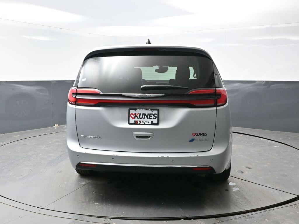 Used 2023 Chrysler Pacifica Touring-L image 12