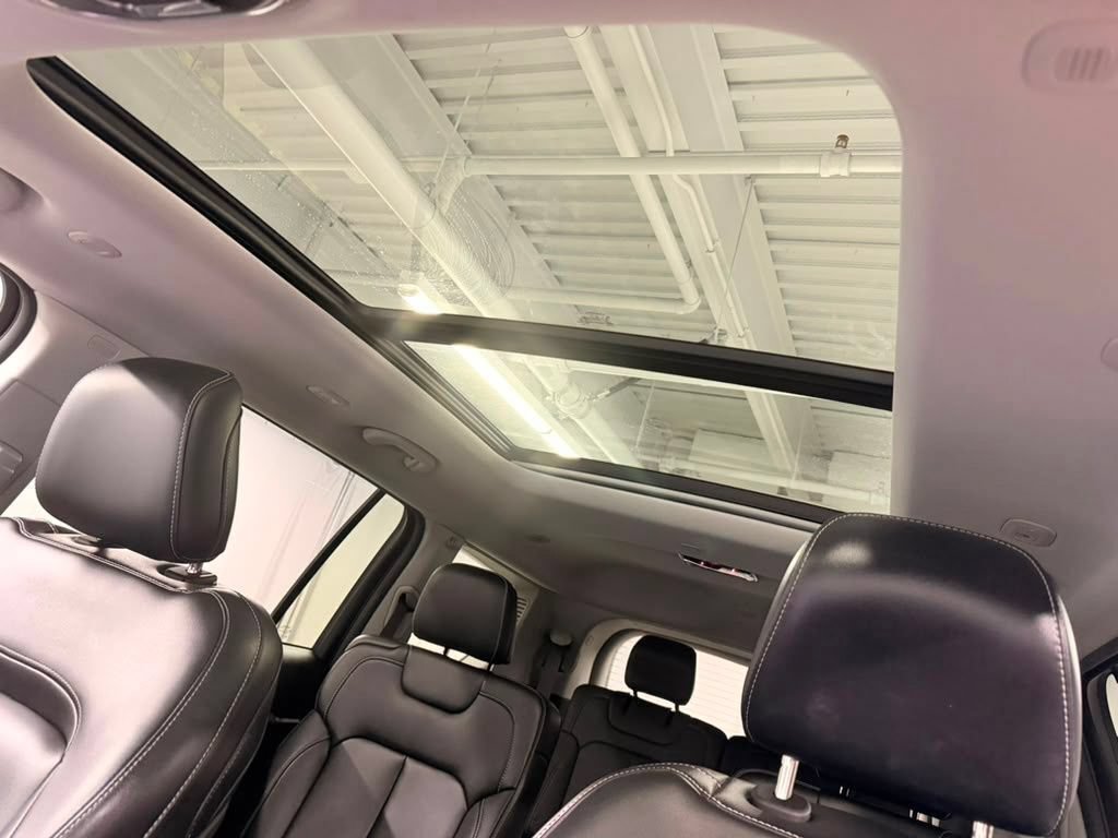Used 2023 Jeep Grand Cherokee L Limited AWD/4WD image 30