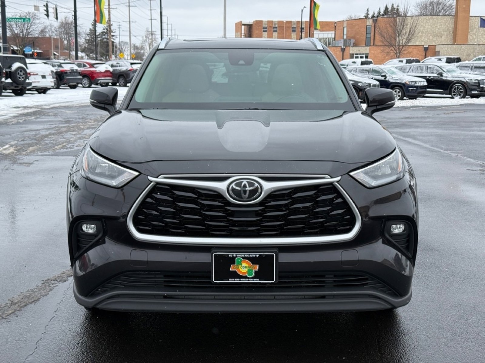 Used 2020 Toyota Highlander XLE image 3