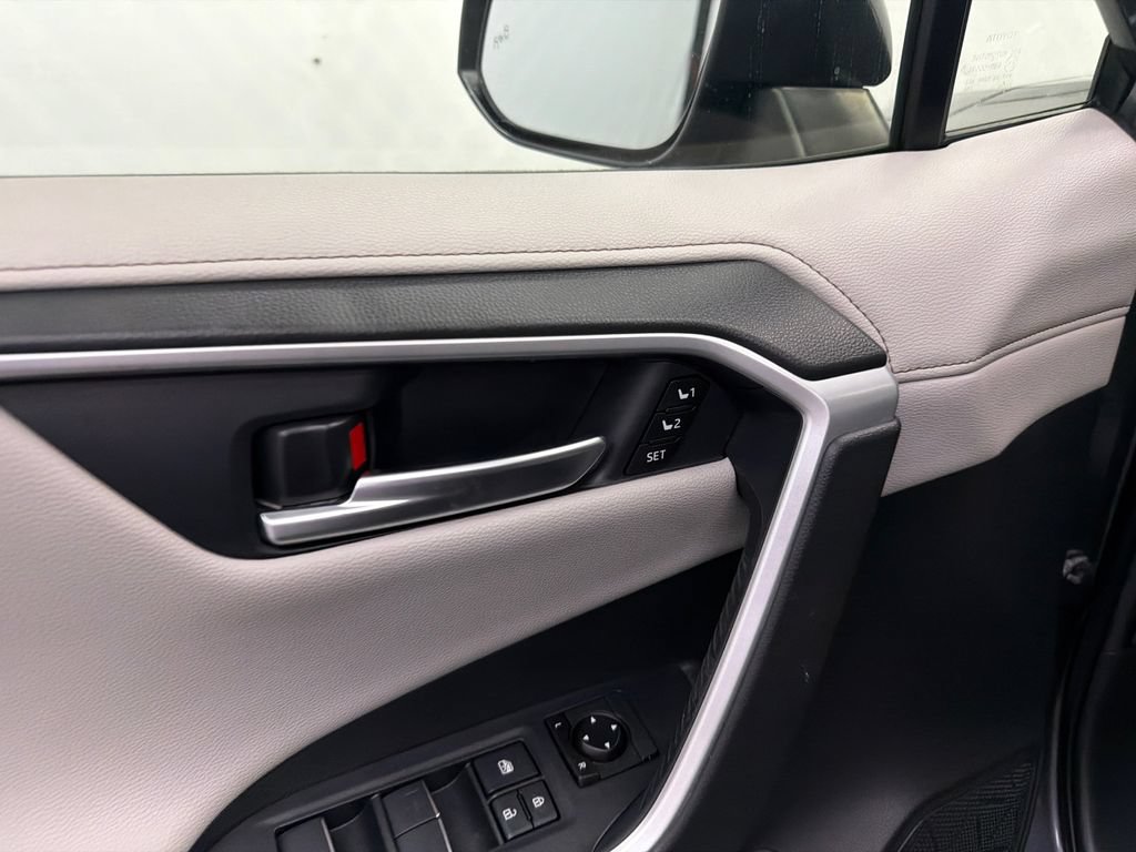 Used 2020 Toyota RAV4 Limited FWD image 12