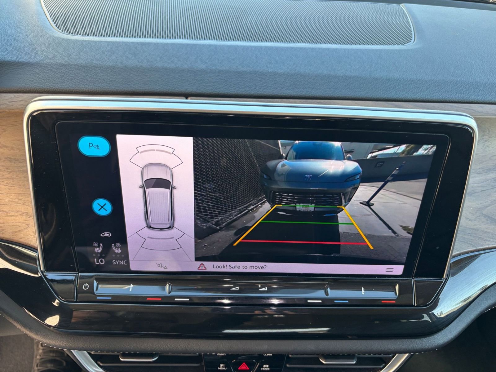 Used 2025 Volkswagen Atlas SE image 17