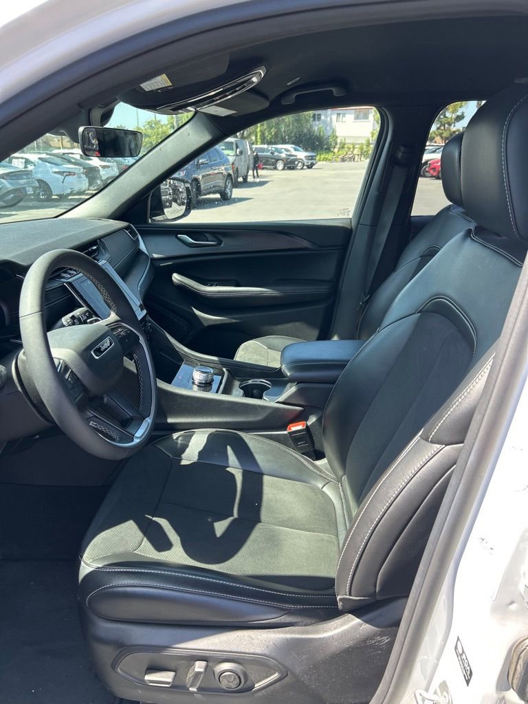 Used 2025 Jeep Grand Cherokee Altitude image 12