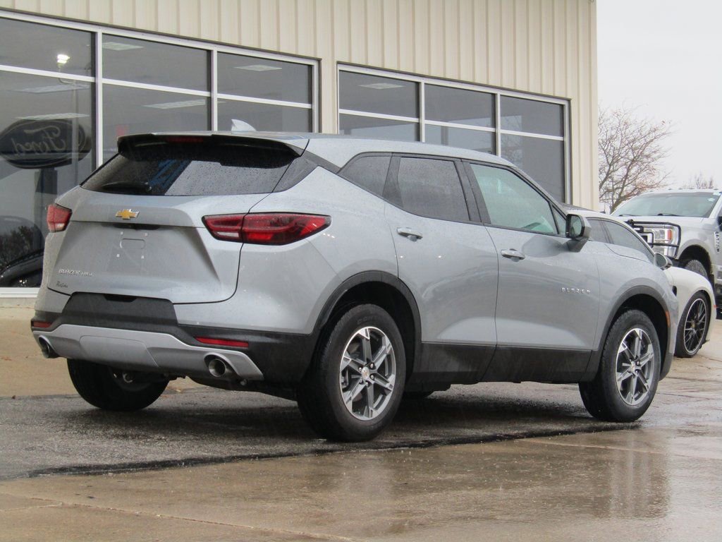 Used 2025 Chevrolet Blazer LT image 3