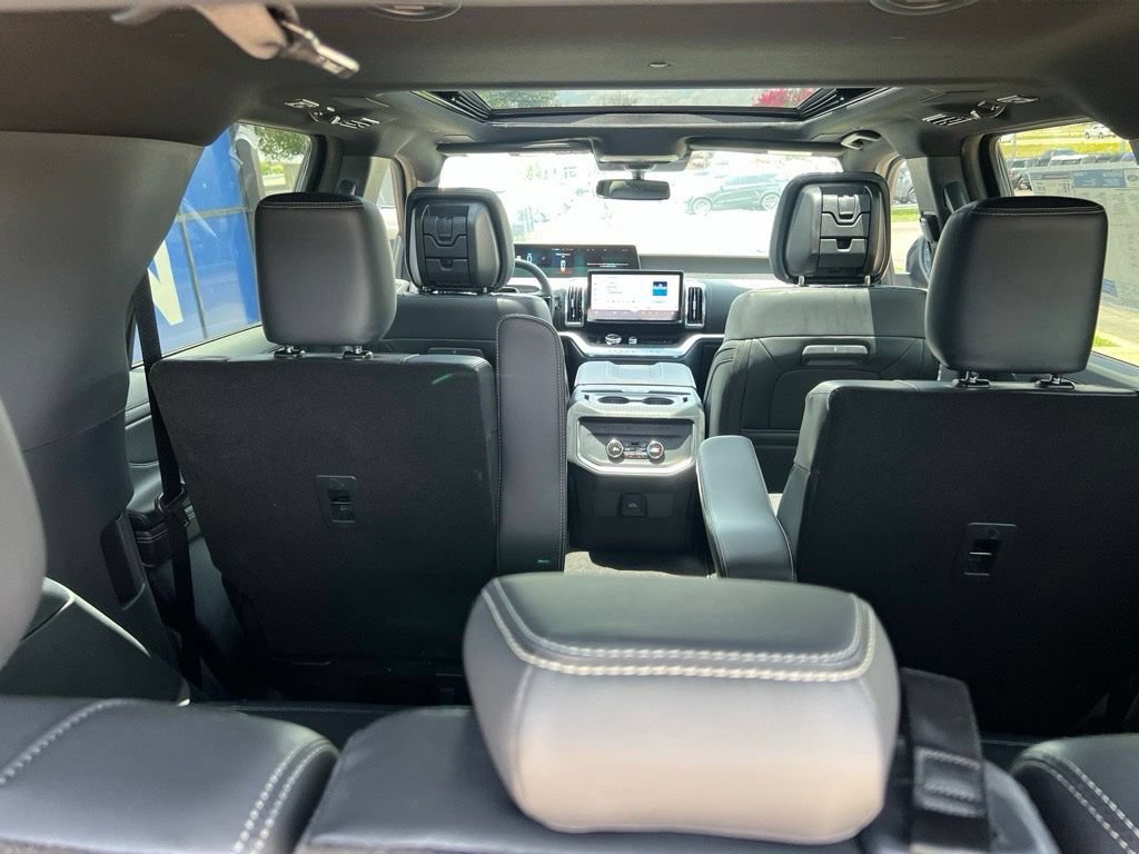 New 2027 Ford Expedition Platinum w/ Stealth Appearance Package RWD image 12