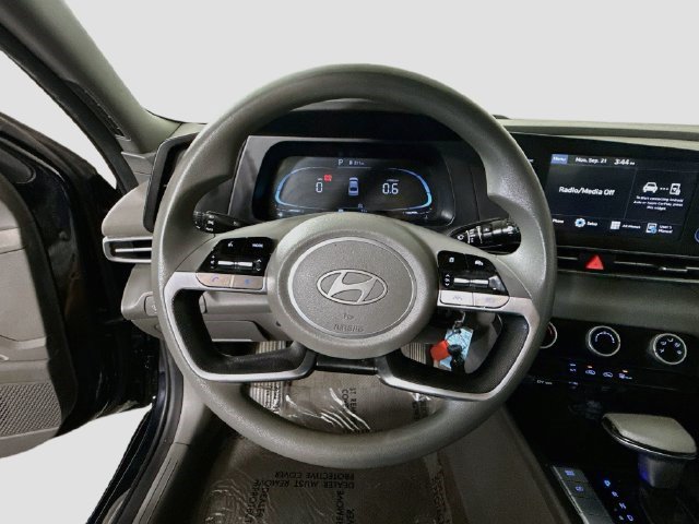 Used 2024 Hyundai Elantra SE FWD image 12