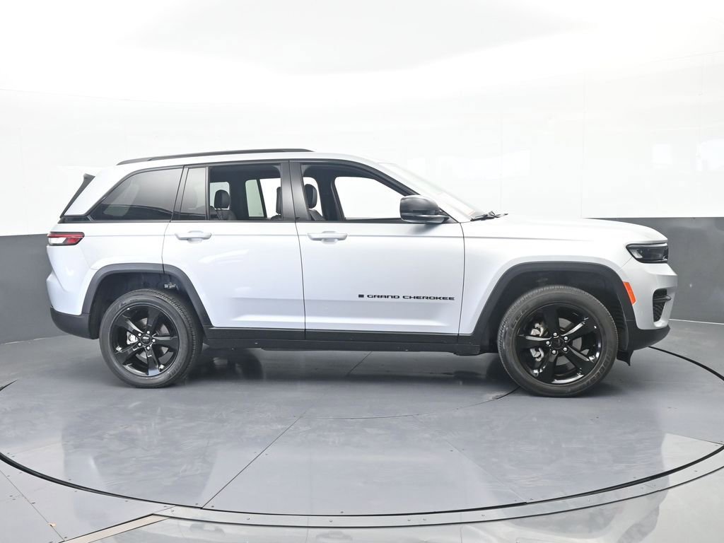 Used 2023 Jeep Grand Cherokee Altitude AWD/4WD image 2