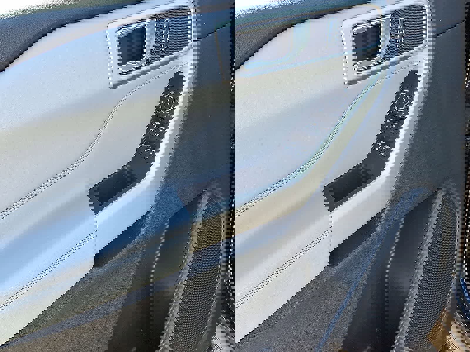 Used 2022 Ford Explorer XLT w/ Equipment Group 202A AWD/4WD image 30