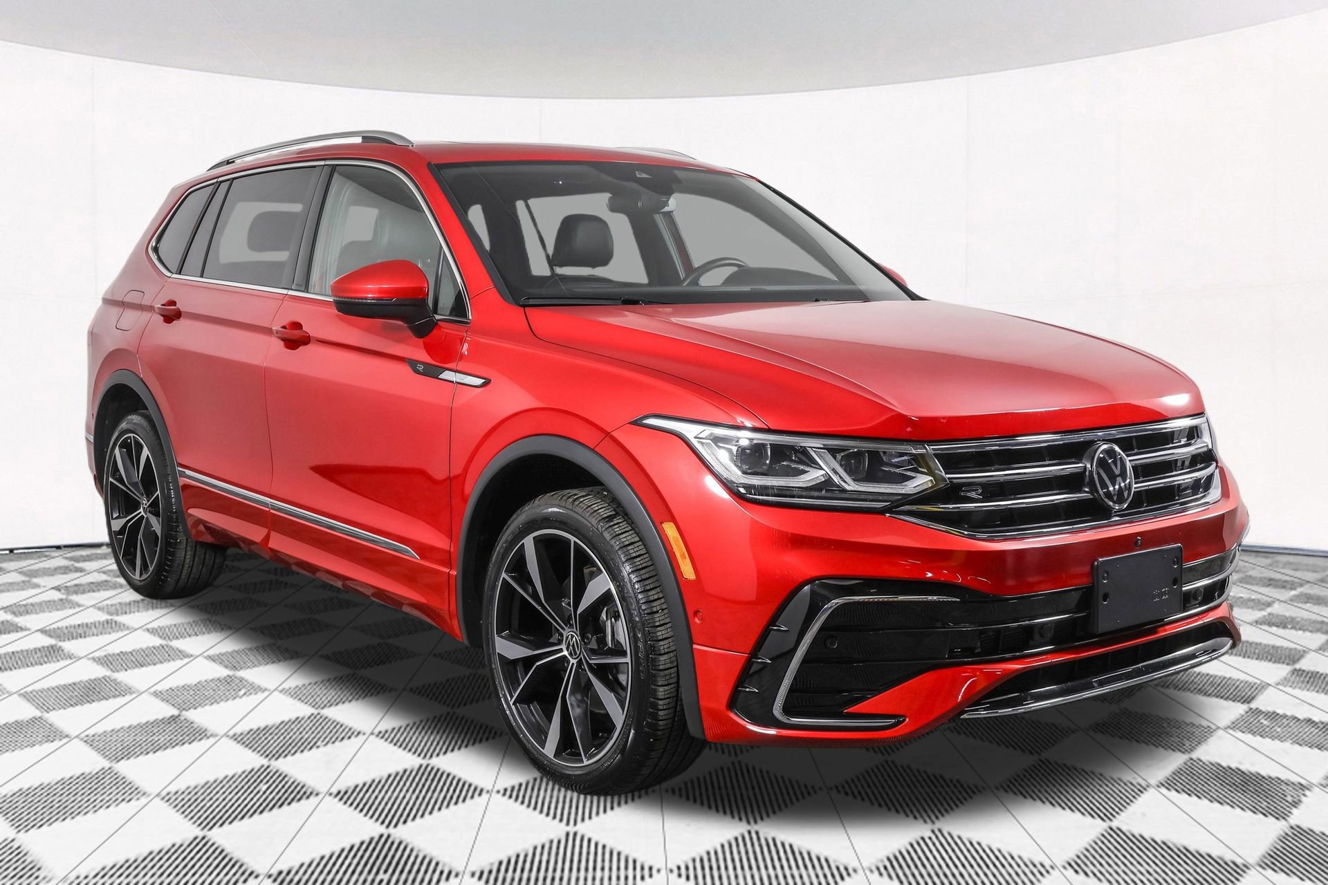 Used 2024 Volkswagen Tiguan SEL R-Line image 11