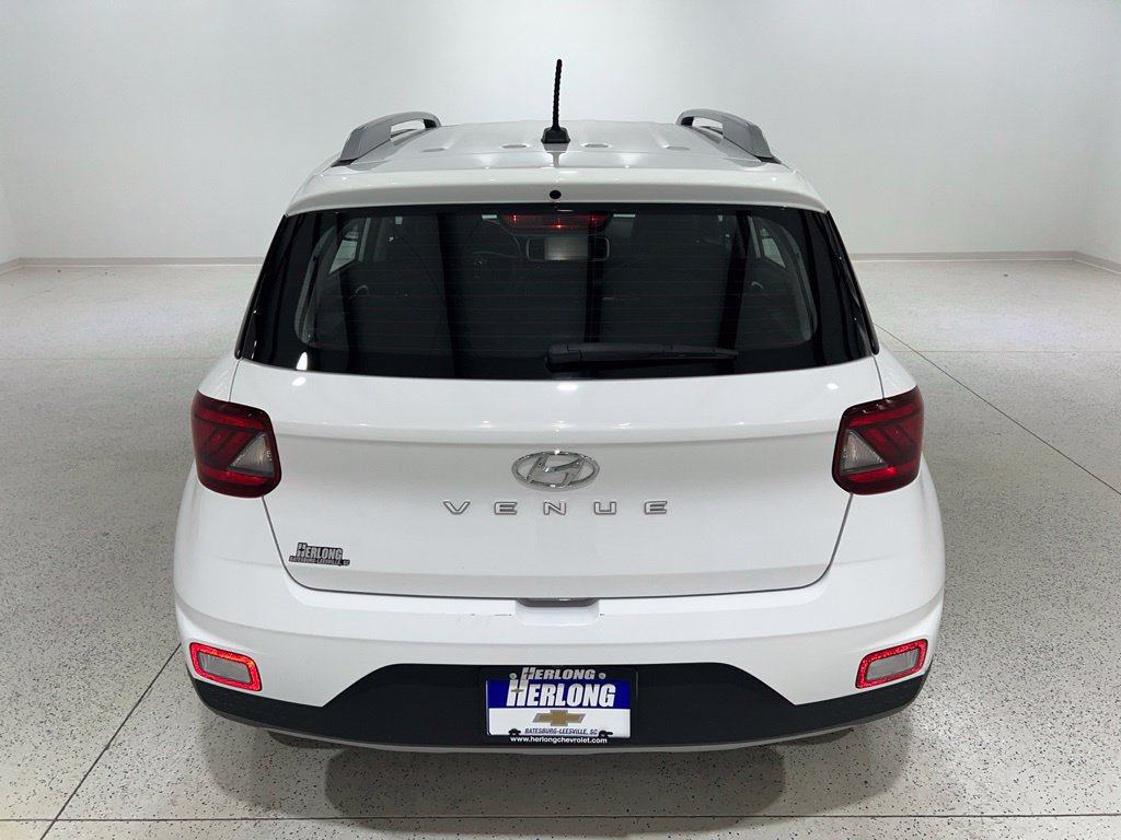 Used 2025 Hyundai Venue SEL FWD image 4