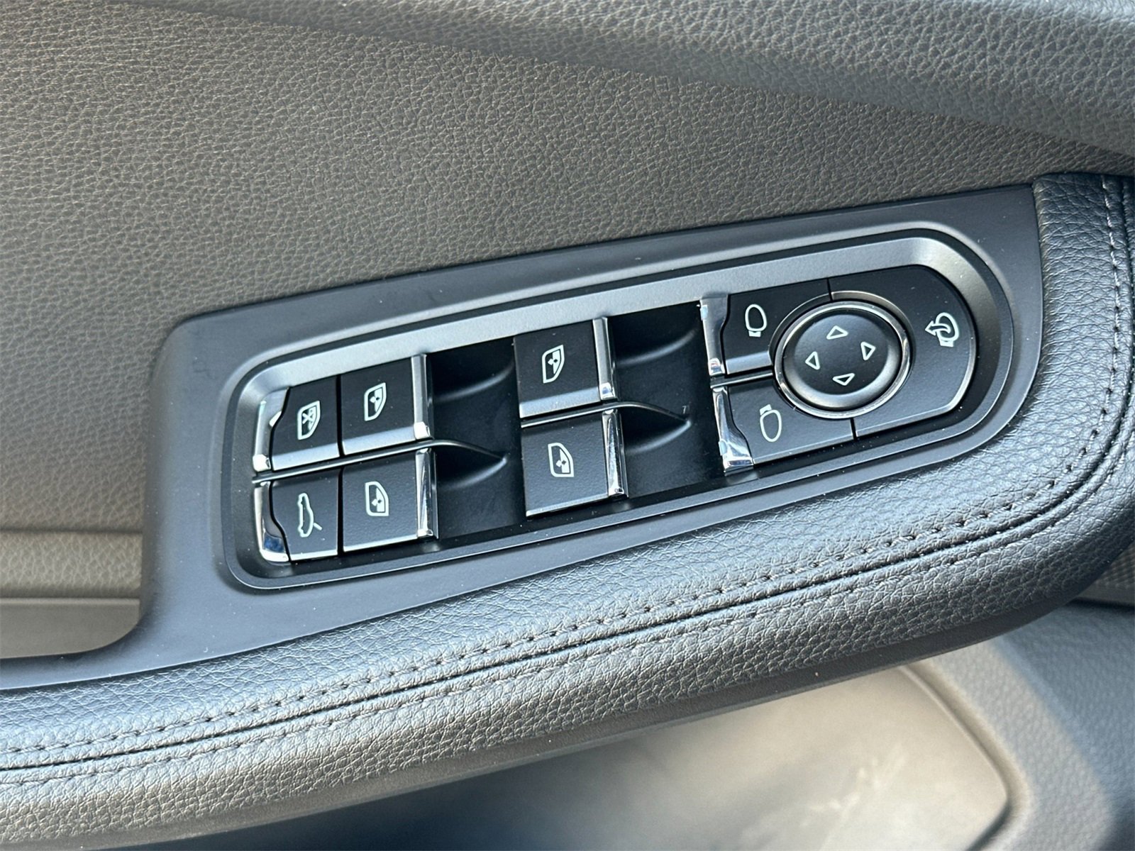 Used 2025 Porsche Macan image 13