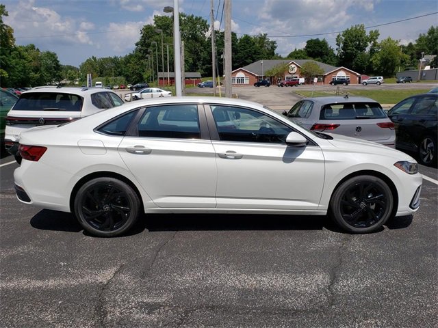 New 2025 Volkswagen Jetta SE image 2