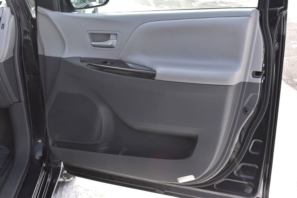 Used 2016 Toyota Sienna XLE image 31