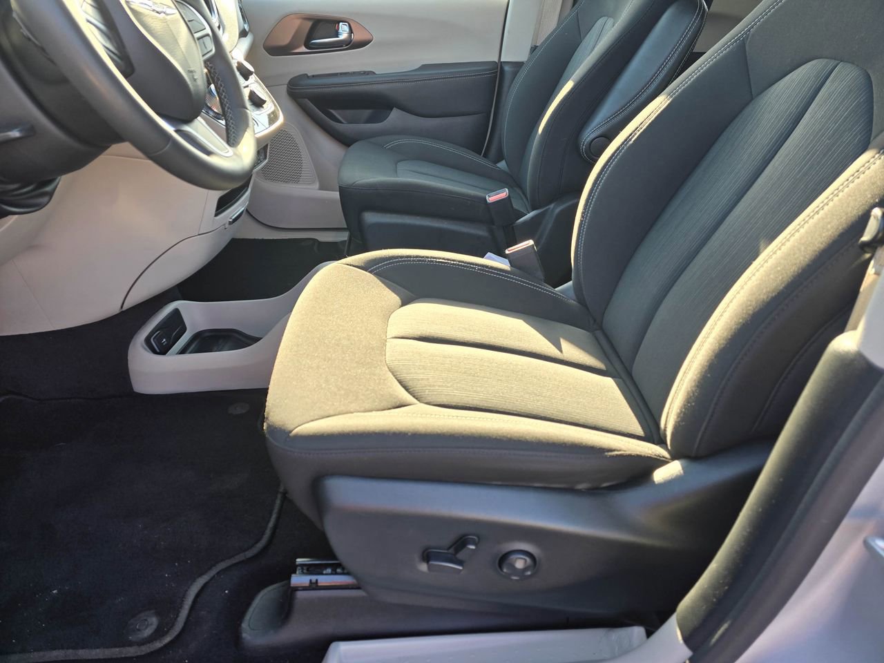 Used 2023 Chrysler Voyager LX FWD image 9