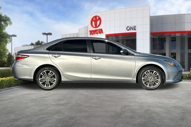 Certified 2017 Toyota Camry SE FWD image 3