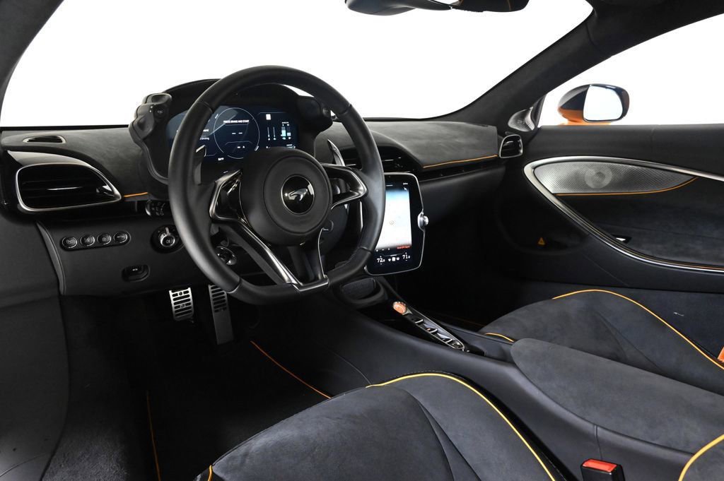 Used 2025 McLaren Artura image 9