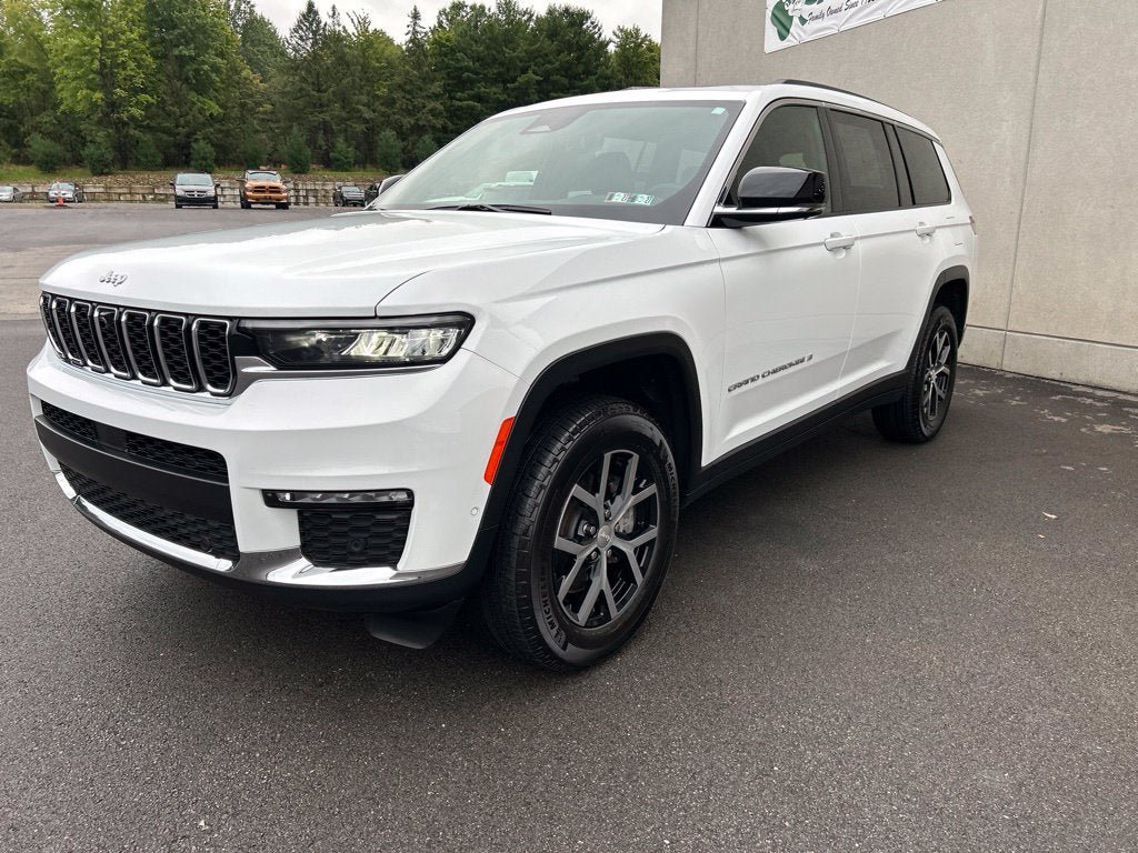 Used 2025 Jeep Grand Cherokee L Limited w/ Luxury Tech Group II AWD/4WD image 2