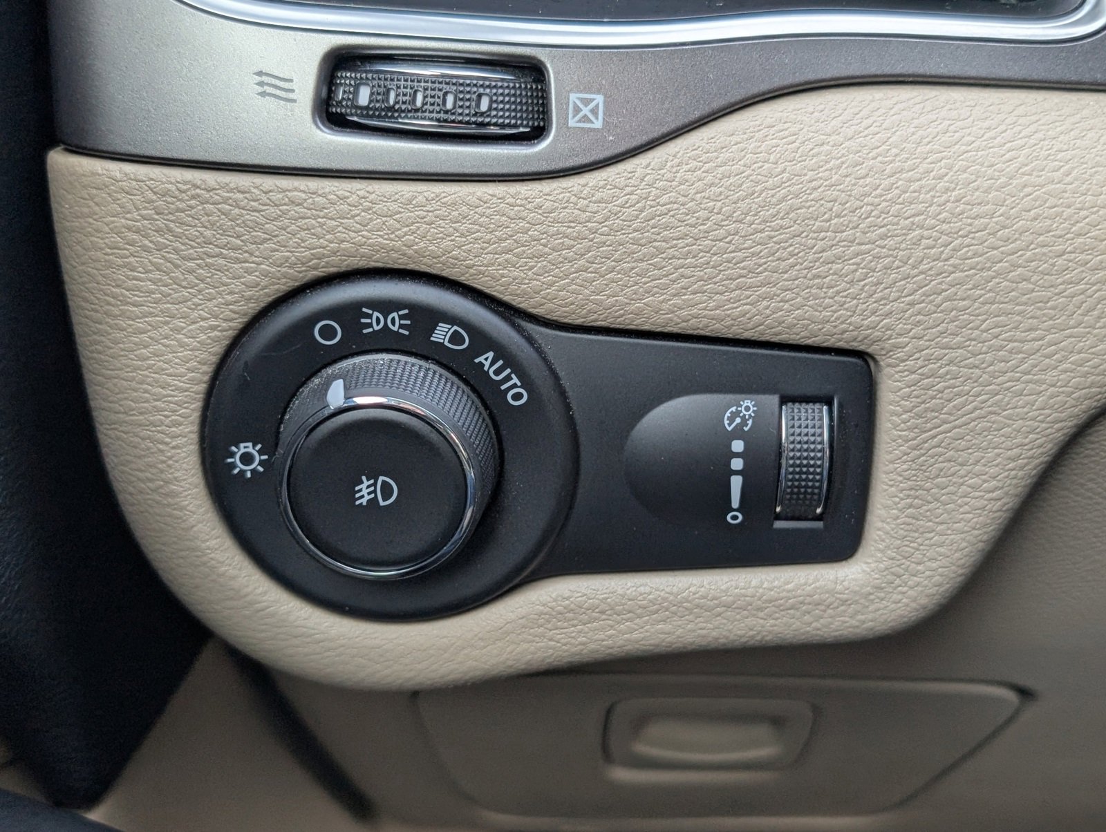 Certified 2019 Jeep Cherokee Latitude w/ Cold Weather Group image 26