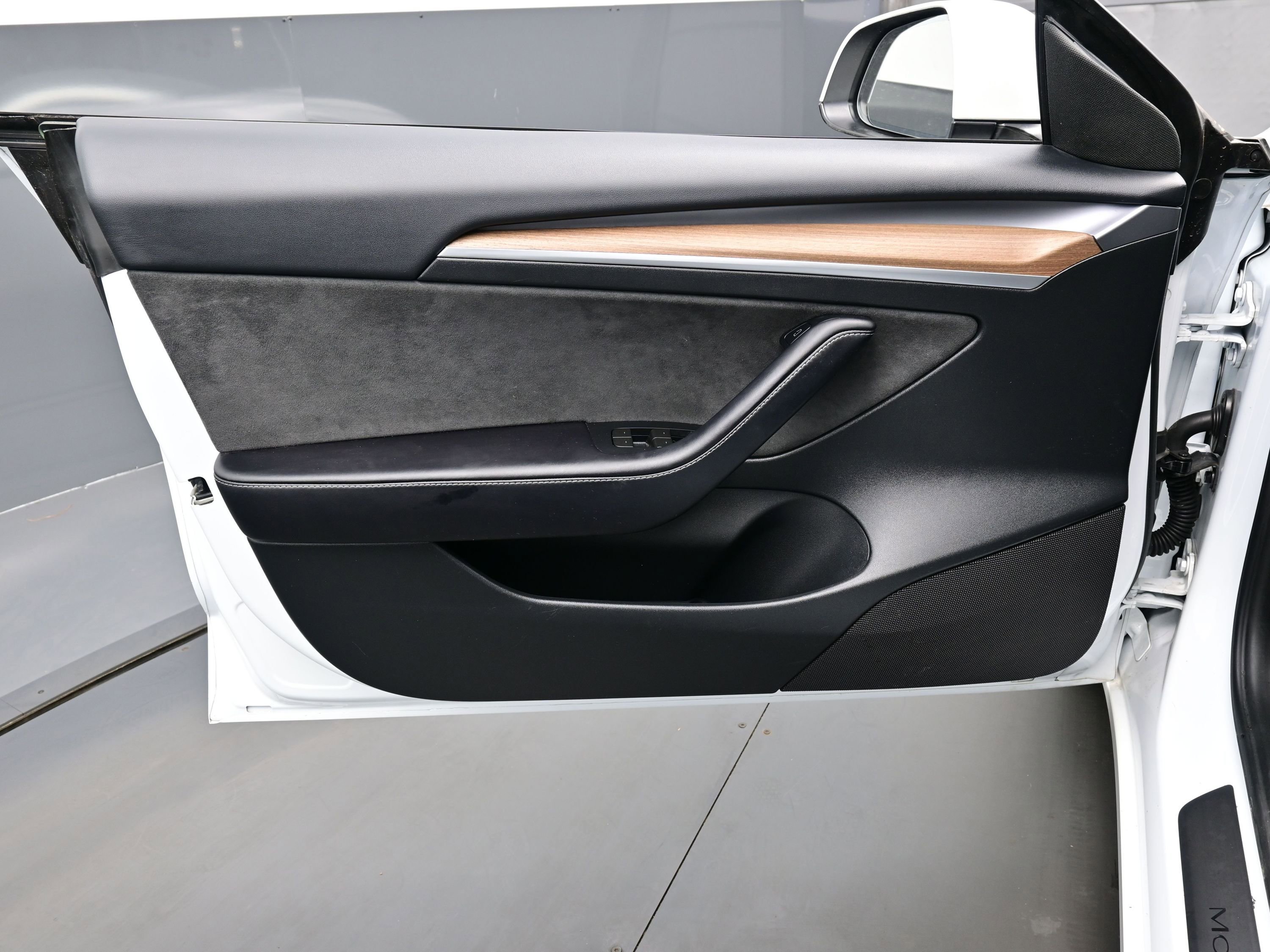 Used 2023 Tesla Model 3 Standard Range image 9