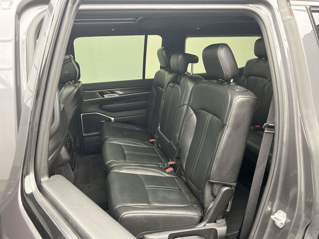 Used 2023 Jeep Wagoneer 4WD w/ Premium Group I image 13
