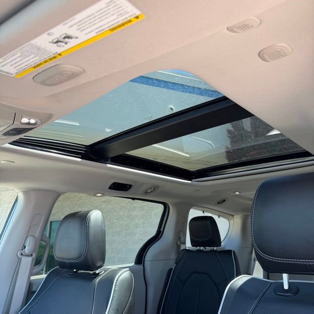 Used 2024 Chrysler Pacifica Limited FWD image 19